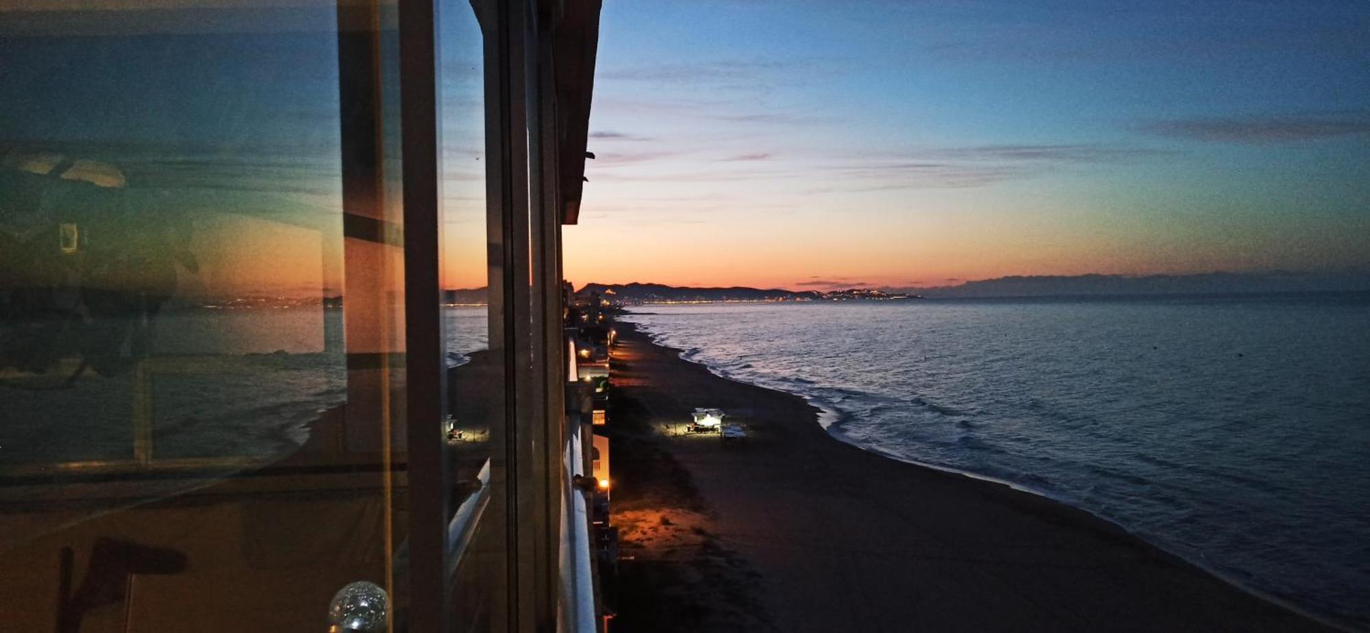 Blue Double Private Room At Front Beach - Habitacion Doble En La Playa Valencia Bagian luar foto